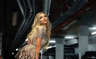 Śliczna gwiazda disco polo rozpięła płaszcz i pokazała stanik! Odważna publikacja artystki
