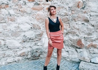 Śliczna gwiazdeczka disco polo zachwyca zgrabnymi nogami! Fani wstrzymali oddech! ”Olśniewająco wyglądasz”