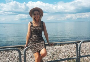 Cudowna gwiazdeczka disco polo czaruje zgrabnym ciałem w skąpym bikini na plaży! Wygląda obłędnie! 