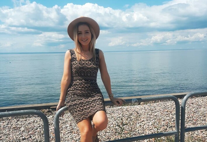 Cudowna gwiazdeczka disco polo czaruje zgrabnym ciałem w skąpym bikini na plaży! Wygląda obłędnie! 