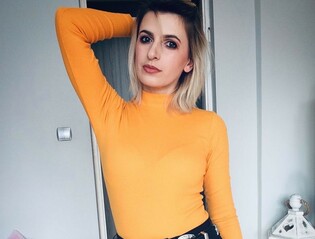 Śliczna wokalistka disco polo czaruje zgrabnymi nogami na koncercie! Fanom opadły szczęki! Wygląda BOSKO!