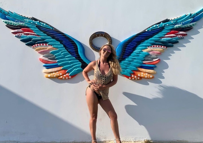 Śliczna wokalistka disco polo kusi odsłoniętym biustem w podróży poślubnej! Pikantne zdjęcia podbiły internet! 