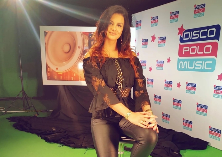 Znana wokalistka disco polo wyeksponowała zgrabne nogi! Gorące kadry rozpalają internet!