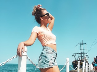 Śliczna wokalistka disco polo pozuje w skąpym bikini na plaży! Jej perfekcyjne ciało zachwyciło dosłownie wszystkich! 