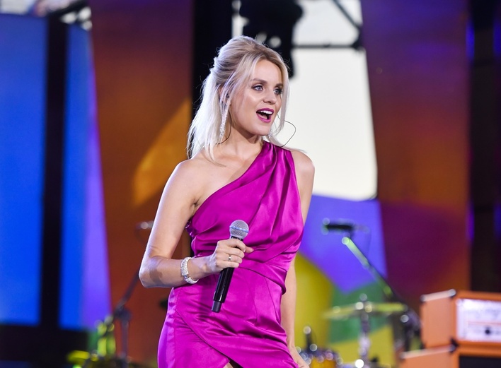 Śliczna wokalistka disco polo skradła całe show?! Jej kusząca stylizacja zachwyciła widzów Wakacyjnej Trasy Dwójki! 