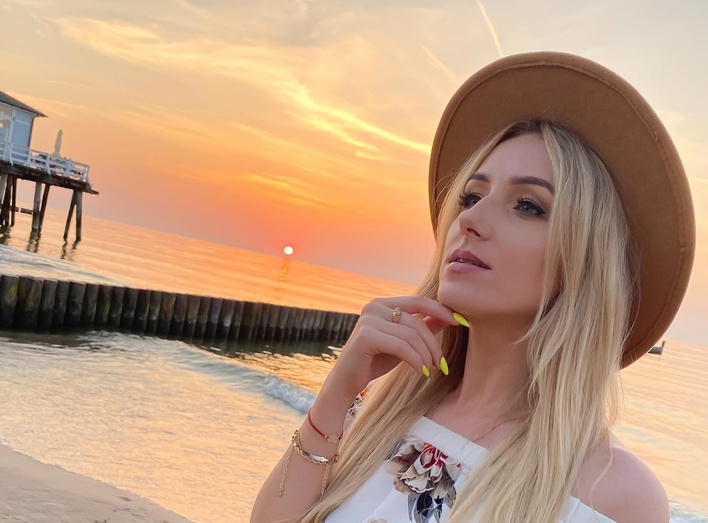 Śliczna wokalistka disco polo w letniej odsłonie BEZ FILTRÓW! Zobaczcie, jak Elwira Matysiak - Casandra spędza wakacje!