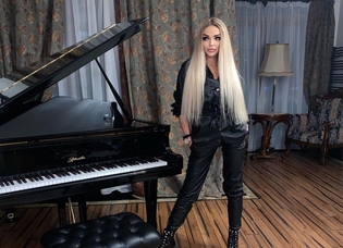 Śliczna wokalistka disco polo w luksusowym aucie! Widok zwala z nóg! 