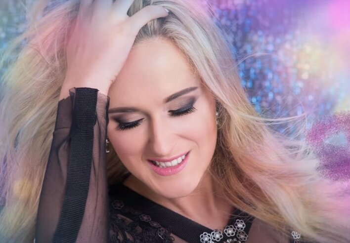 Śliczna wokalistka disco polo w świetnej produkcji! Utwór podbija internet 