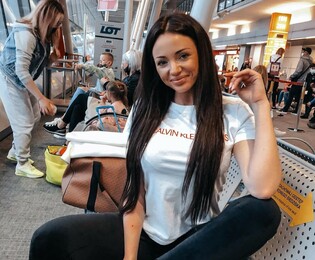 Śliczna wokalistka to prawdziwa kusicielka! Jej ciało to prawdziwy obłęd!