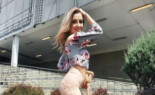 Cudowna wokalistka disco polo zachwyca zgrabnymi nogami! Wygląda przepięknie! Co za widok!