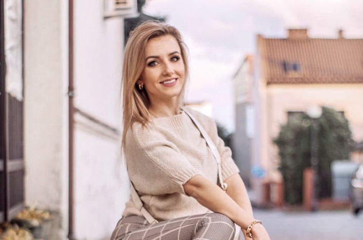 Śliczna wokalistka disco polo zachwyciła strojem podczas koncertu! Uwagę zwracają jej wysokie buty!