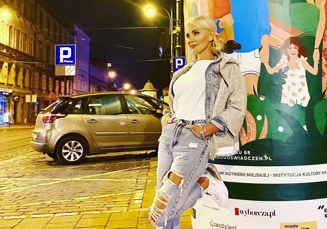 Elwira MEJK wygląda jak nastolatka! Uwielbiana wokalistka popularnej grupy disco polo pokazała zgrabne nogi!