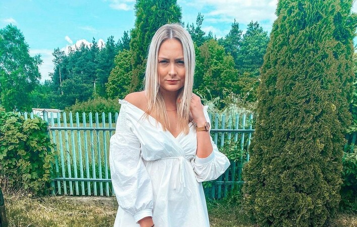 Wygląda jak Anioł?! Śliczna wokalistka disco polo odsłoniła zgrabne nogi!