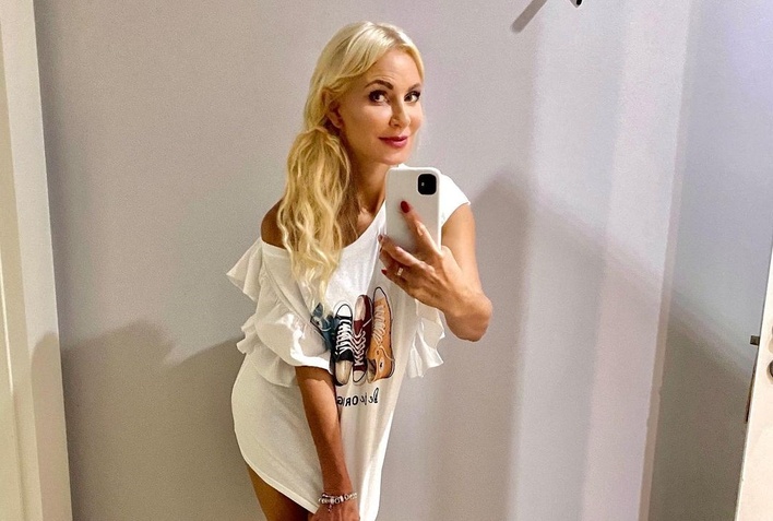 Uwielbiana wokalistka disco polo zrzuciła ciuchy! Gwiazda pozuje bez ubrania. Elwira Mejk ma na sobie tylko ręcznik! 