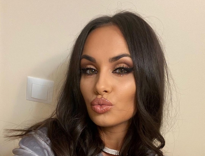 Cudowna wokalistka znanej grupy disco polo kusi w wyjątkowej scenerii! Uwagę zwraca jej gorąca stylizacja! 