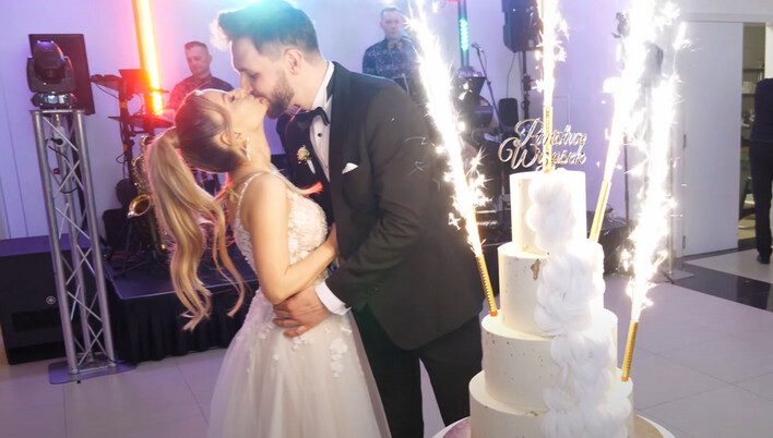 Ślub jak z bajki! Znana wokalistka pokazała VIDEO ze ślubu! Gwiazda związała się z popularnym aktorem!