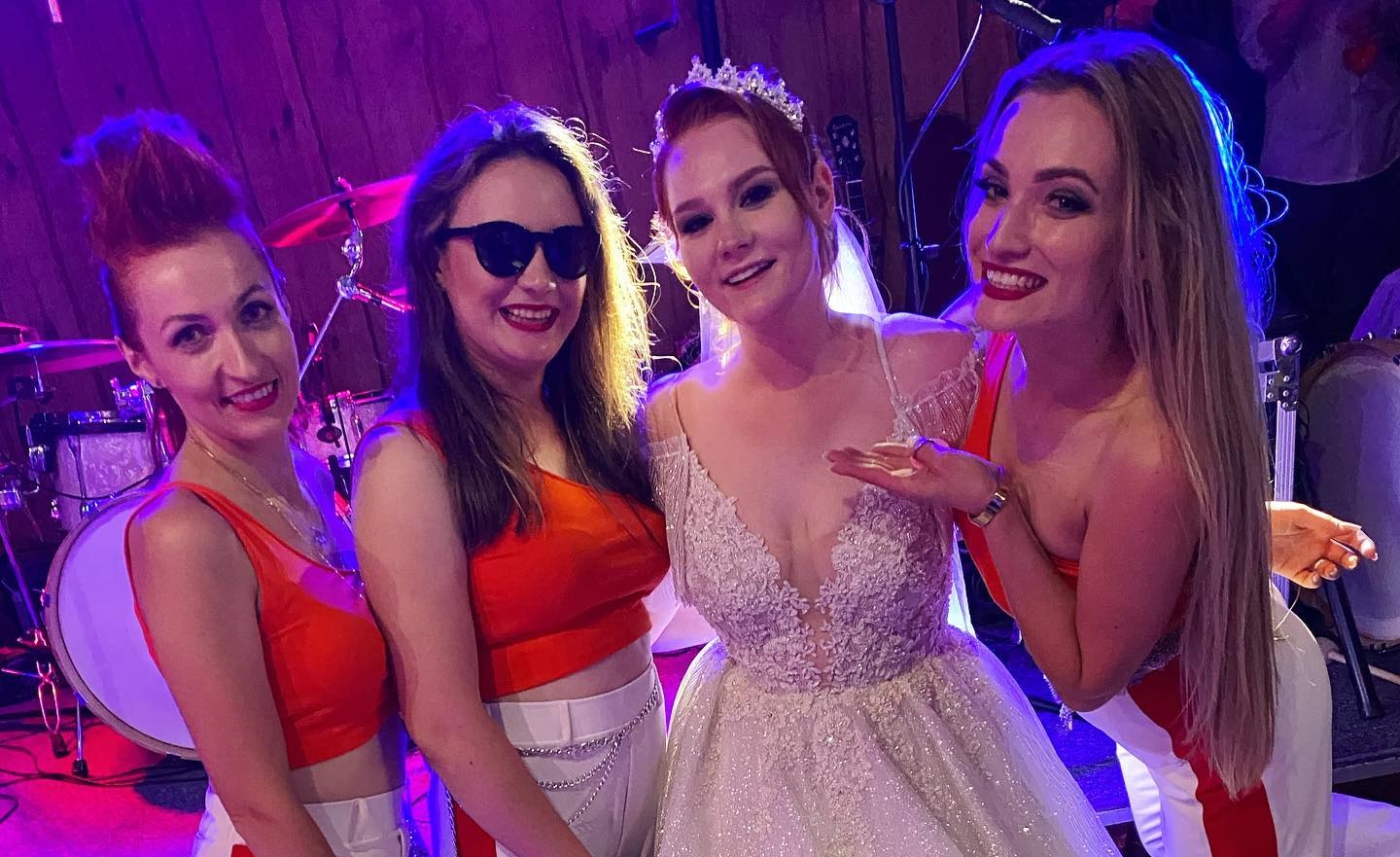 Ślub w branży disco! Na ślubnym kobiercu stanęła członkini popularnego girls bandu! [Zdjęcia]