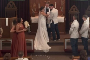 Ślubna wpadka na długo pozostanie w pamięci. Co się wydarzyło? Druhna pokazała za dużo?!