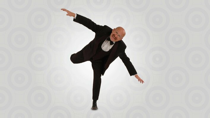 Słynie z tego, że śmieje się z artystów. Disco polo śpiewa dla zabawy! 