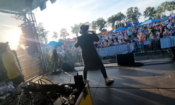 Soleo w akcji! Wielki HIT disco polo pt. „Słodko Słodka„ rozgrzewa publiczność na koncercie w Barłożnie | VIDEO
