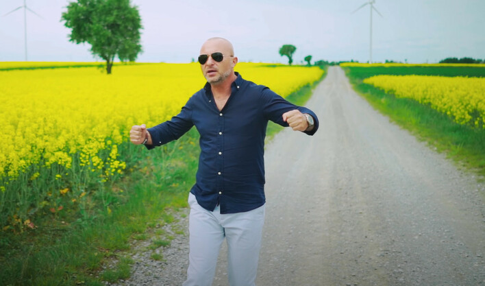 Soni powraca z nowym hitem: „Syreni śpiew„! Zobacz nowość!