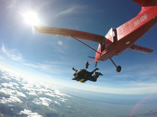 Spadał z prędkością 220 km/h! Artysta disco polo zaliczył swój pierwszy skok! 