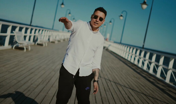 Spektakularna muzyczna metamorfoza MiłegoPana szokuje fanów! Czy gwiazdor porzuci disco polo?! W sieci nowość od Kouchiego pt. „Burza”.