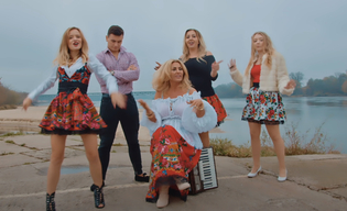 Dagmara Kaźmierska w produkcji disco polo! Królowa życia wystąpiła wraz z synem! 