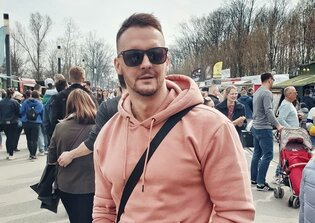 Gwiazdor disco polo zostanie ojcem! Pokazał zdjęcie dużego brzuszka swojej żony! 