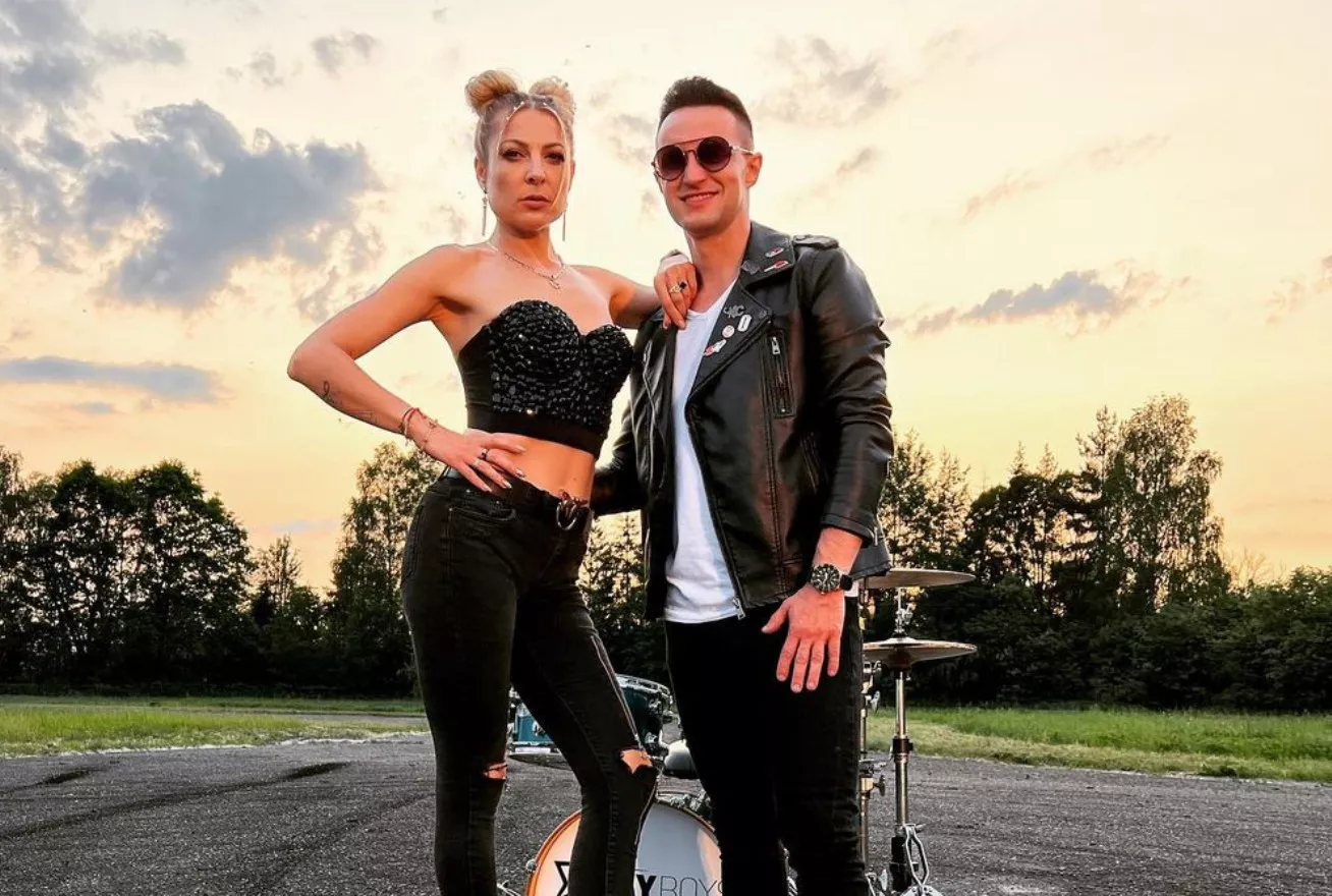 Stało się! Piękni i Młodzi Magdalena Narożna oraz Playboys z nowością: Potężne połączenie w nowym teledysku! Przebiją „Wyśmienicie„?!