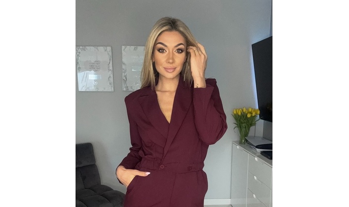 Stylizacja Małgorzaty Główki na święta robi wrażenie! Bordowy kombinezon liderki zespołu CamaSutra to hit sezonu
