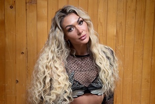 Stylizacja Małgorzaty Główki robi wrażenie. Długie fale czarują