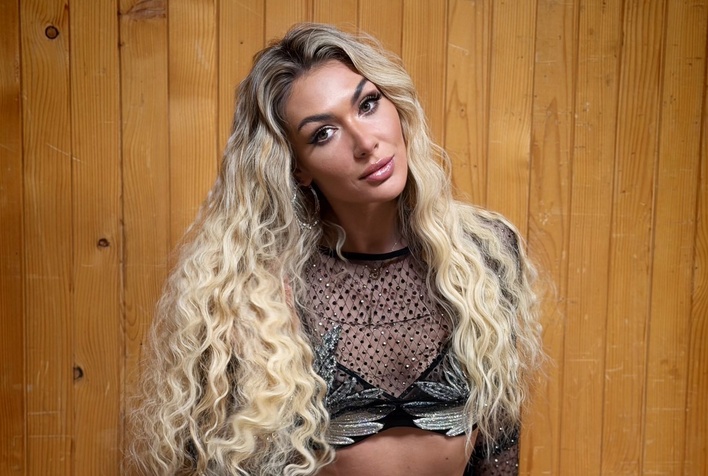 Stylizacja Małgorzaty Główki robi wrażenie. Długie fale czarują