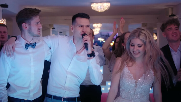 Sukces zespołu Bayera! Ich nowy hit „Kocha się raz„ zdobywa Polskę – Zobacz, dlaczego wszyscy go uwielbiają!