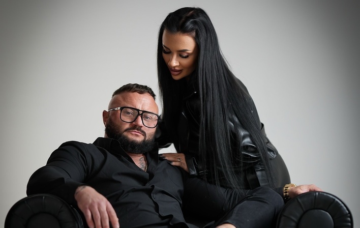 Super Mario zaskoczył fanów! Tajemnicza kobieta u boku i spektakularna sesja zdjęciowa