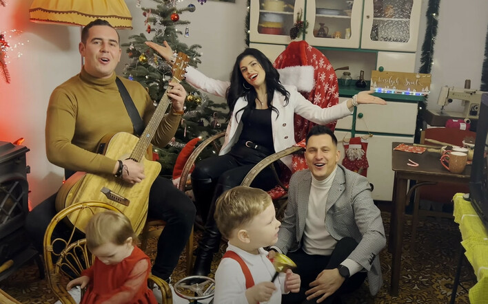 „Świąteczna Piosenka„ od Przemka Budki z zespołu Eratox i jego żony Darii! 