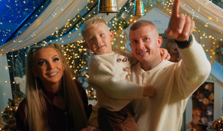 Świąteczna premiera Piękni i Młodzi Dawid Narożny „Tata zapamiętaj mamy święta”! W teledysku żona Joanna i syn Marcel! 