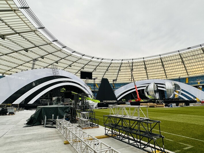 Światowa gwiazda na Sylwestrze z Dwójką! Czy brak disco polo będzie gwoździem do trumny TVP?

