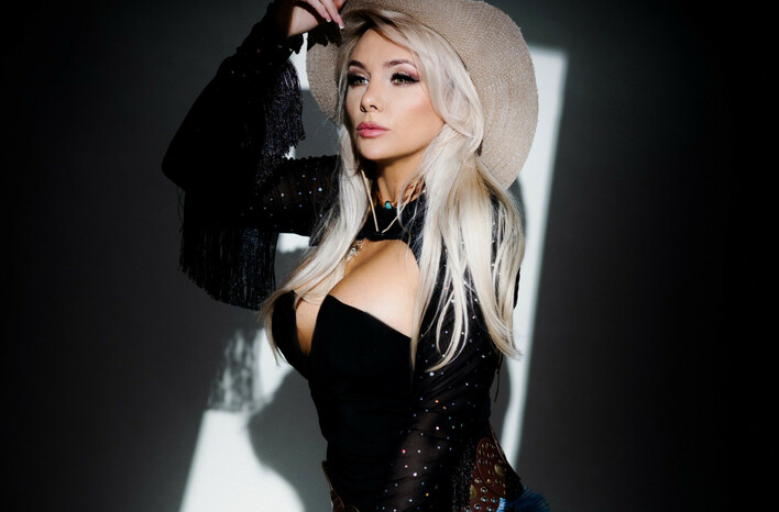 Szalona Blondi rozpala sieć! Nowe zdjęcia to istna petarda – dojrzałość, seksapil i klasa w czystej postaci!