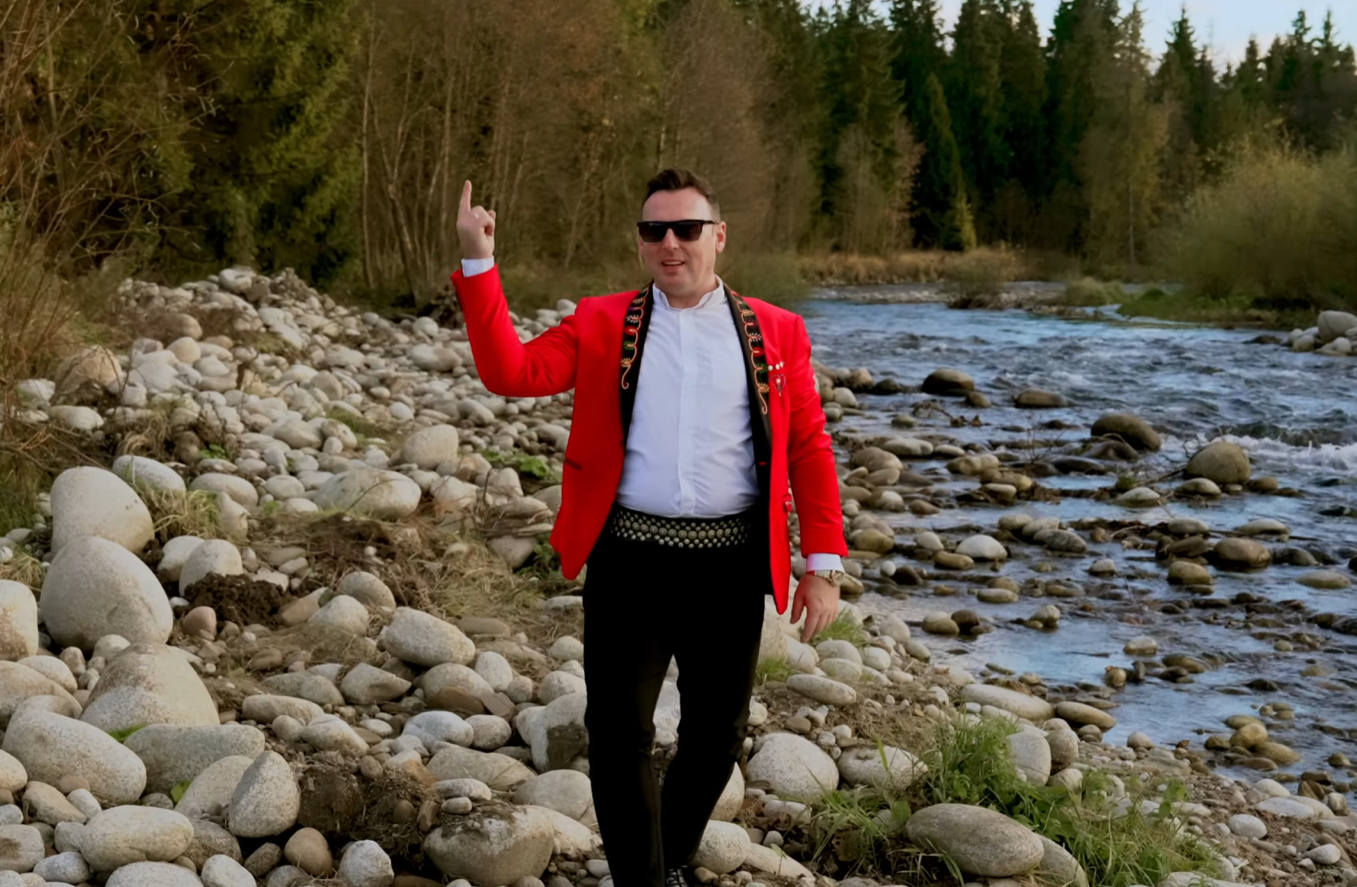 Szalony Drużba z nową petardą „W domu najlepiej”.