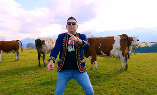 Szalony Drużba z nowym hitem „Kochaj mnie”. To połączenie miłości, rytmu i ludowej energii