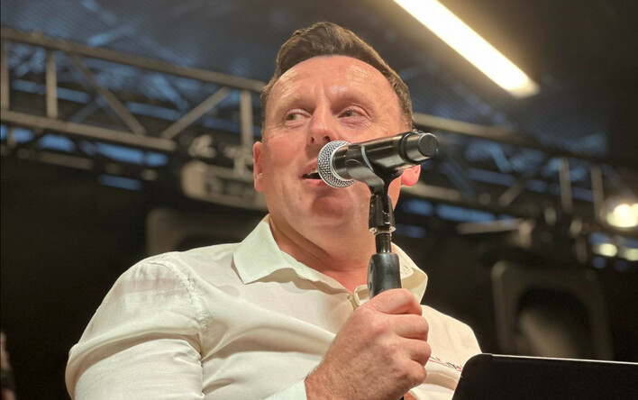 Szalony Drużba zaskoczył fanów! Tak wykonał hit „Noce nad jeziorem” na żywo
