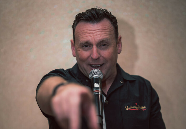 Szalony Drużba zaskoczył publiczność! Tak zaśpiewał ”Cyganeczkę Zosię”, że sala oszalała

