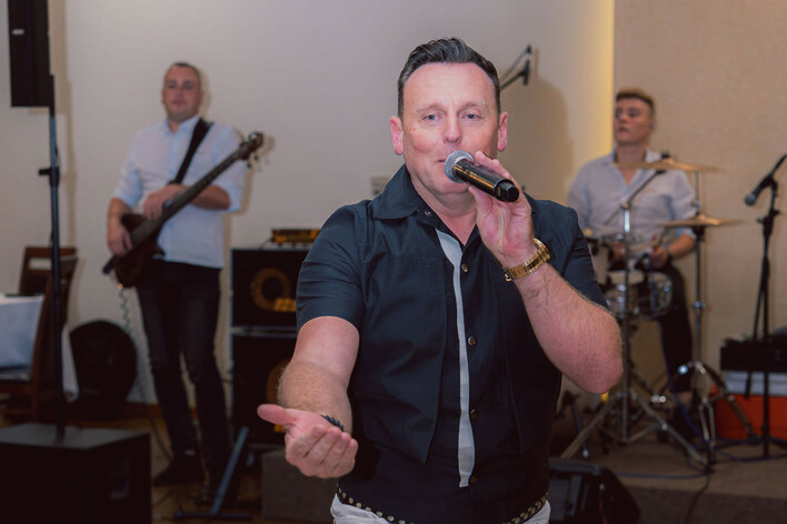 Szalony Drużba zaśpiewał hit zespołu Classic „Ja dla Ciebie Ty dla mnie”! Nagranie z klubu robi furorę w sieci | VIDEO