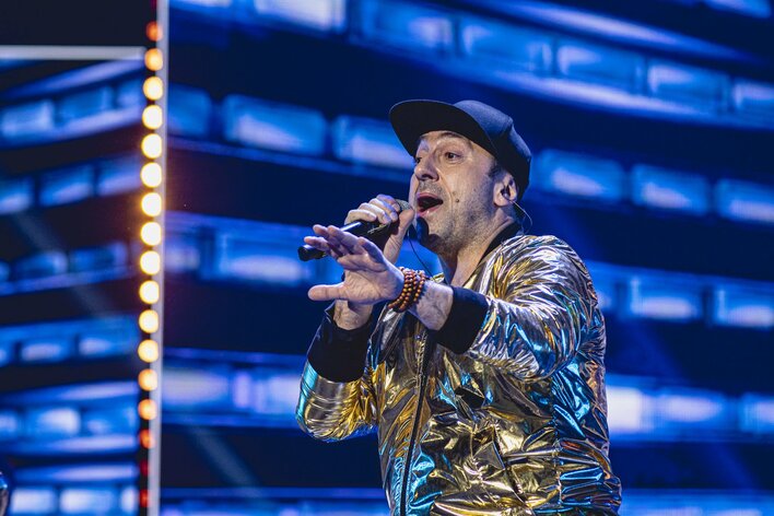 Marcin Miller w produkcji rodem z lat 90. Nowość trafiła właśnie do sieci! 