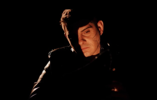 „Szkło” Adama Szewczyka budzi ogromne poruszenie. Tak osobistej piosenki dawno nie było