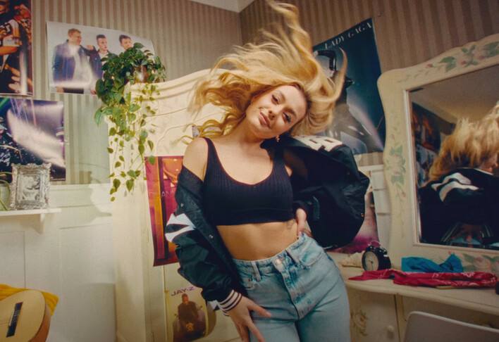 „Szkolna koleżanka„ podbije stacje muzyczne?! Damian Gwiazdowski stworzył znakomity hit? Internauci już komentują „Wchodzi refren i szczena do podłogi„