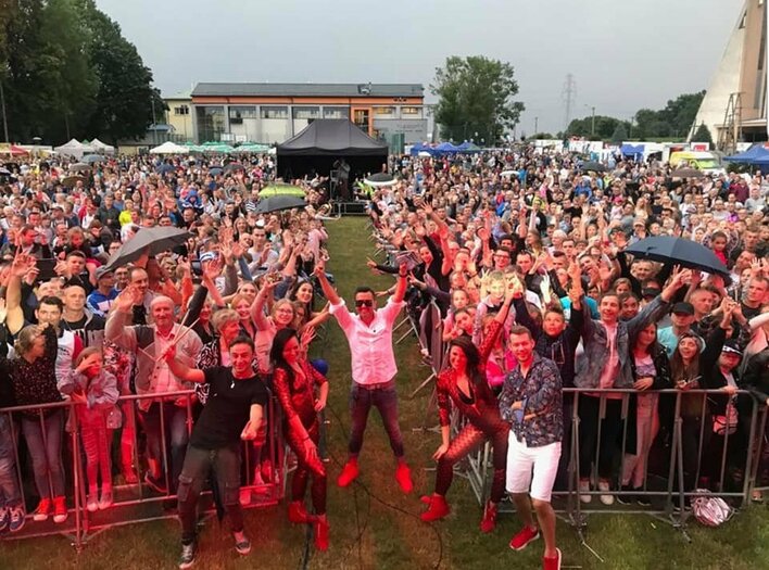 Szok! To mogło zakończyć się tragicznie! Fan złamał żebro swojemu ulubionemu artyście disco polo na scenie!