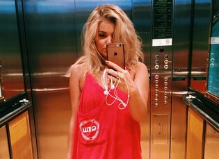 Opadną Wam szczęki! Gwiazda disco polo w samych majtkach i staniku. Widok na fotelu zapiera dech w piersiach. 