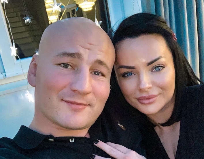 Szok! Partnerka Artura Szpilki śpiewa przebój disco polo tuż po debiutanckiej walce w fame mma! To nagranie to hit